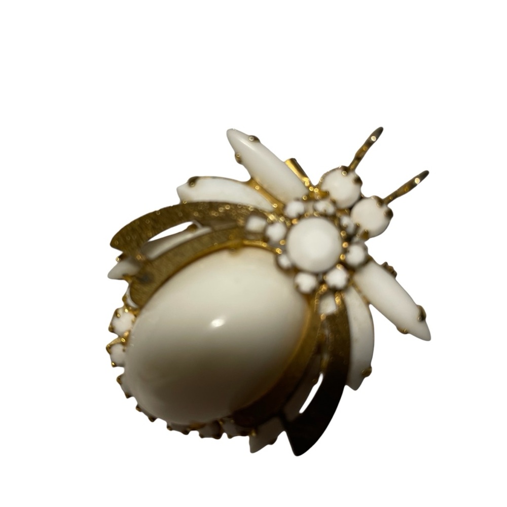 Vintage Juliana Style Gold Tone White Cabochon Milk Glass Insect Bug Bro…